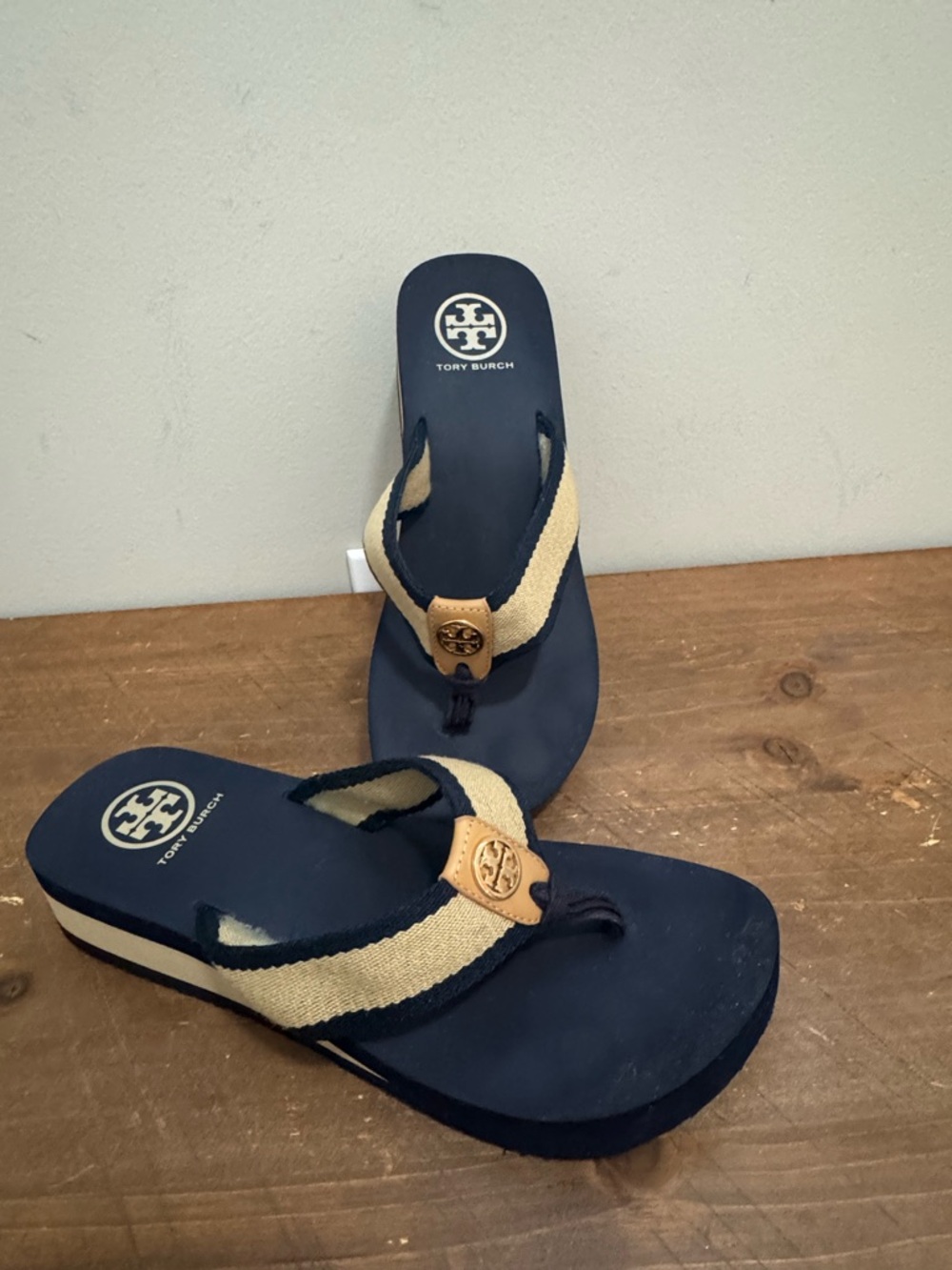 Tory Burch Navy & Beige Platform Flip Flops Womens Size 8 - Picture 2 of 5
